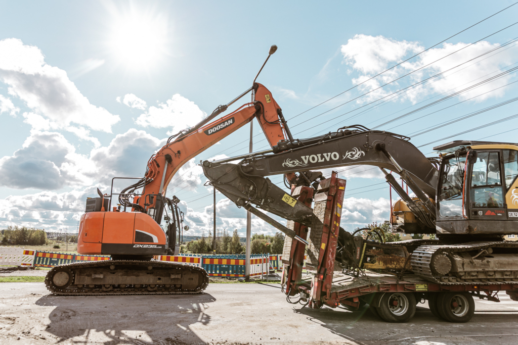 Kaksi kaivinkonetta vastatusten