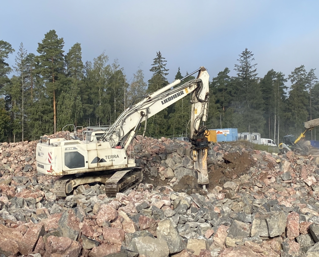 Kaivinkone murskaamassa kiviainesta.